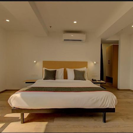 Shagun Hotel Vadodara Exterior photo