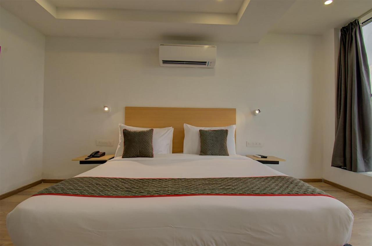 Shagun Hotel Vadodara Exterior photo