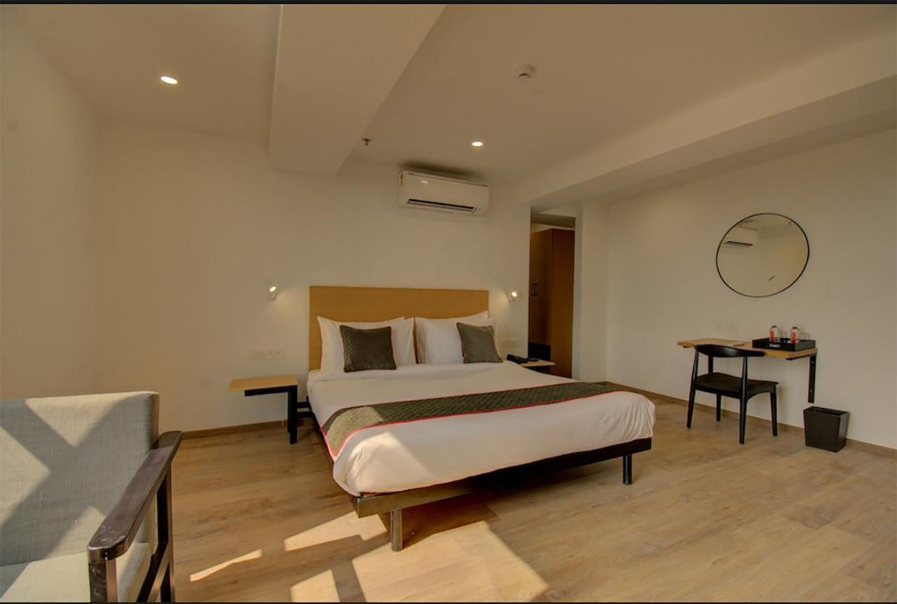 Shagun Hotel Vadodara Exterior photo
