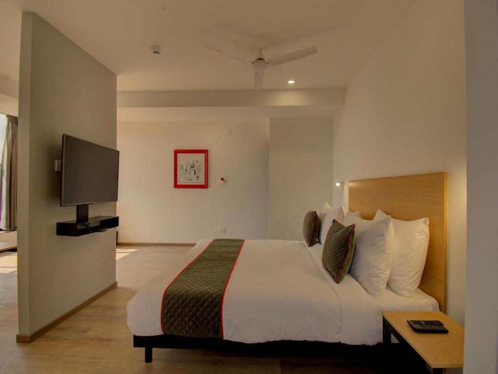 Shagun Hotel Vadodara Exterior photo