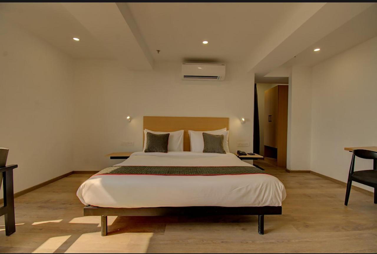 Shagun Hotel Vadodara Exterior photo
