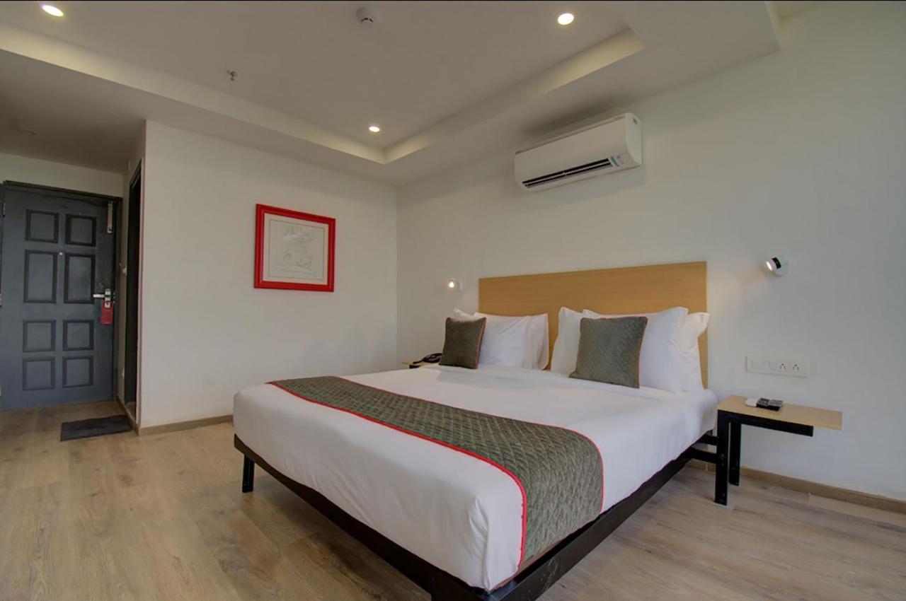 Shagun Hotel Vadodara Exterior photo