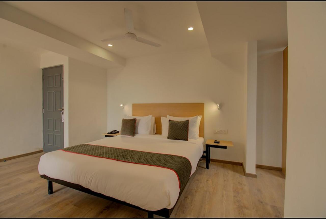Shagun Hotel Vadodara Exterior photo