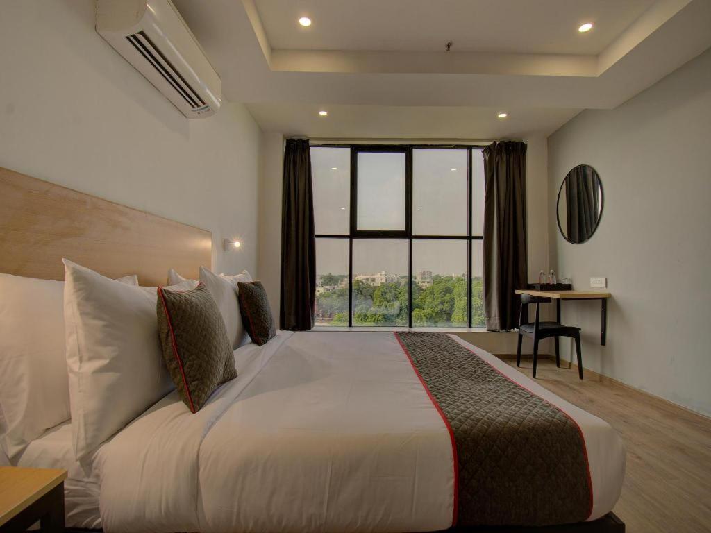 Shagun Hotel Vadodara Exterior photo