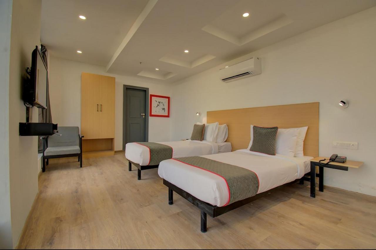 Shagun Hotel Vadodara Exterior photo