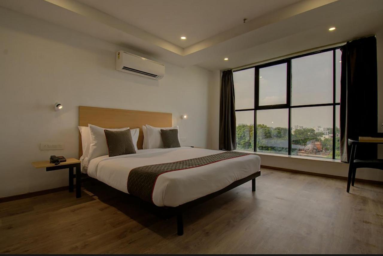 Shagun Hotel Vadodara Exterior photo