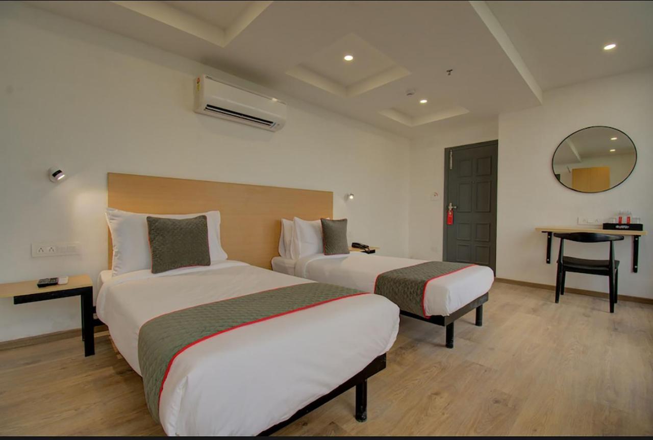 Shagun Hotel Vadodara Exterior photo